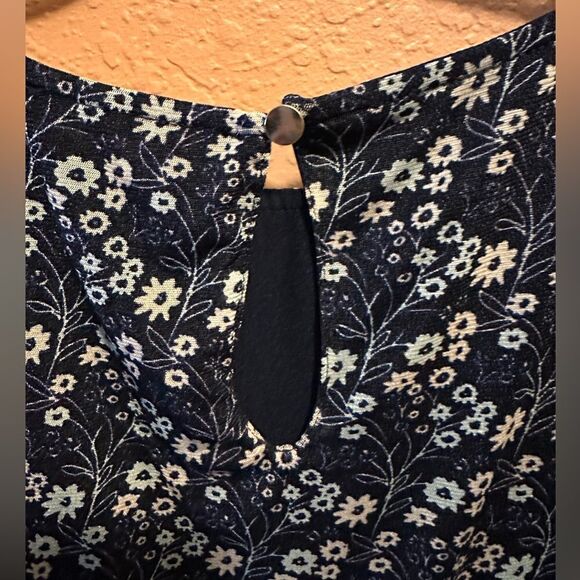 Blue and white floral cold shoulder top - Picture 5 of 8